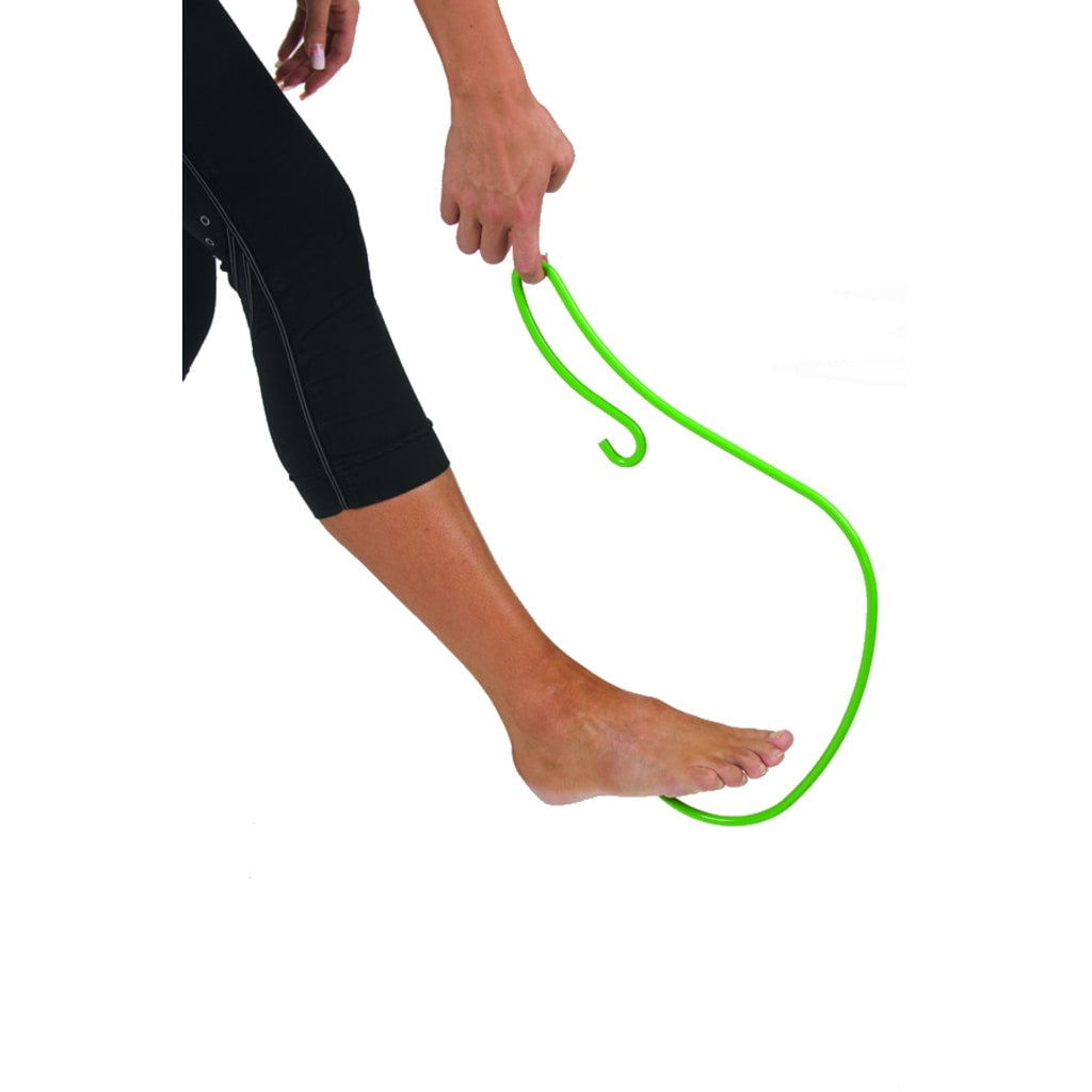 Nainen hieroo Akukoukulla jalkapohjiaan