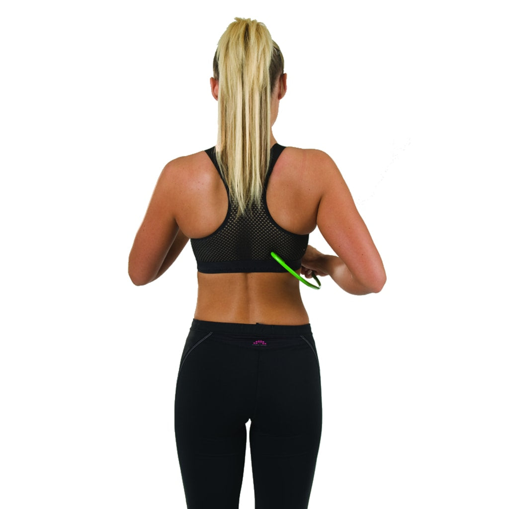 Nainen hieroo Akukoukulla selkää ja selkälihaksia