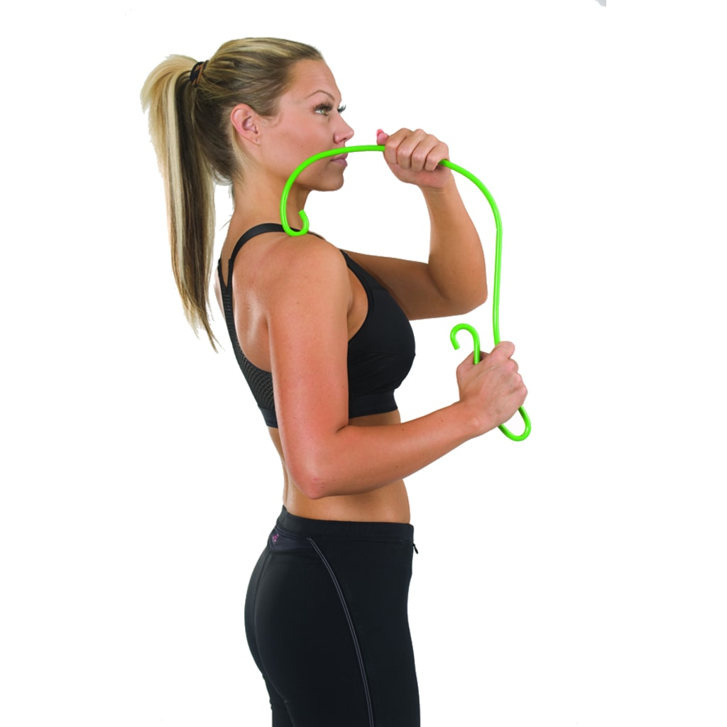 Nainen käyttää vihreää Akukoukkua hartioihin ja hartiaseutuun