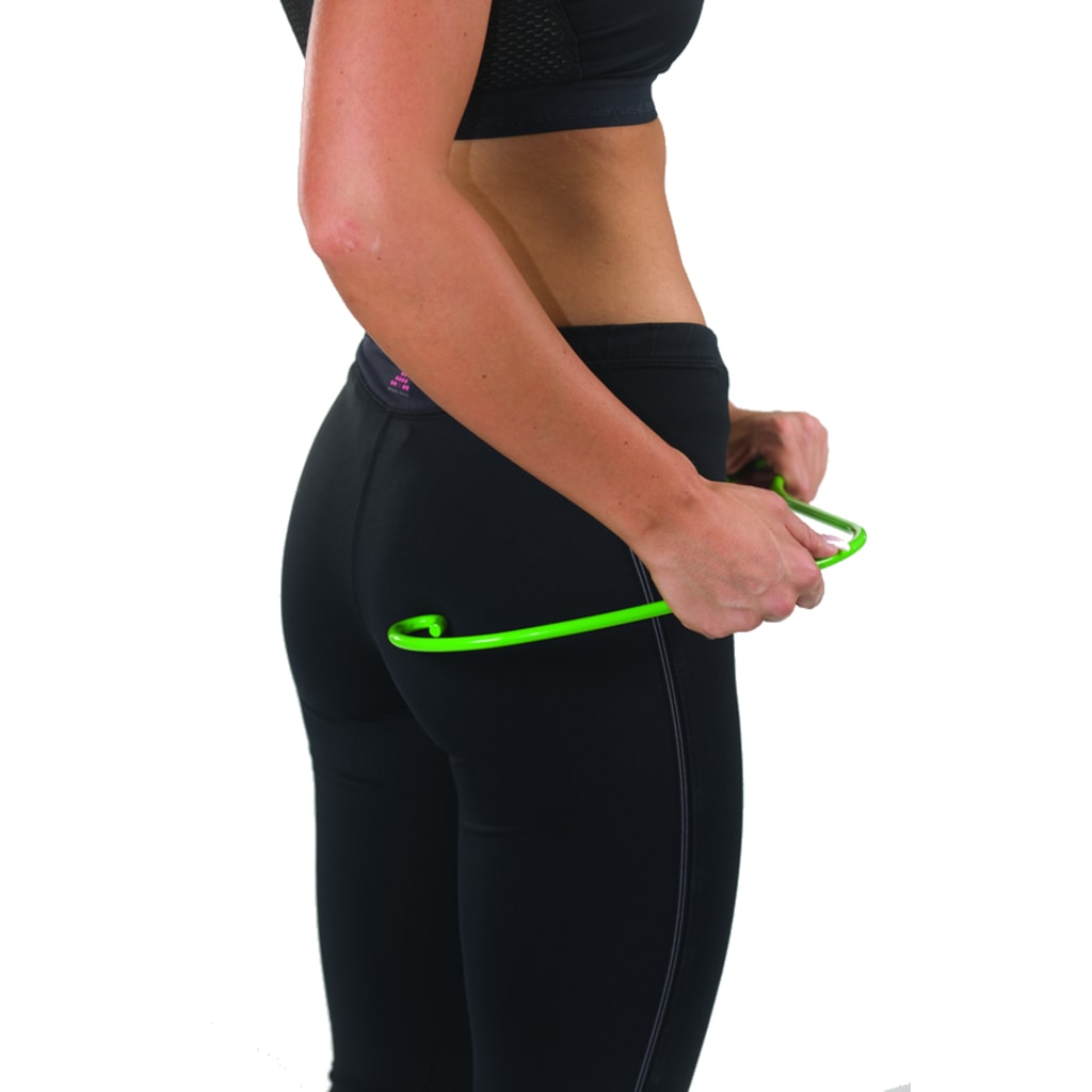 Nainen hieroo Akukoukulla pakaroita ja pakaran aluetta