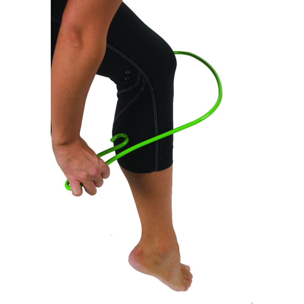 Nainen hieroo Akukoukulla pohjetta ja pohkeen aluetta