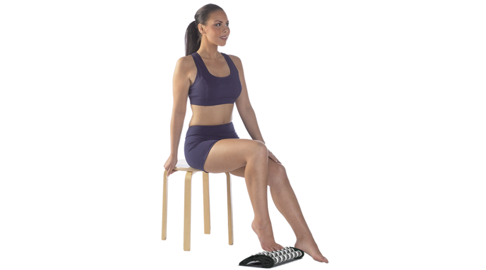 Nainen käyttää Akurullaa istuen